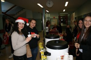 SchülerInnen am Fair-Trade-Punsch-Stand