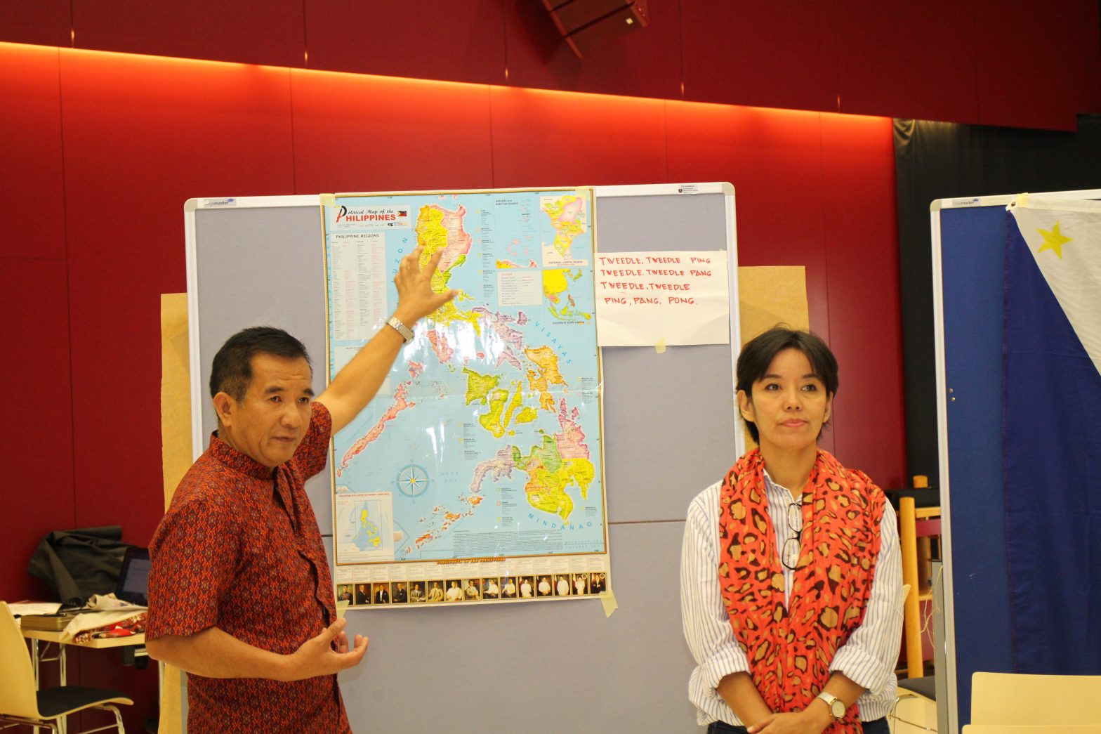 Unsere Handys wiegen schwer. Begegnung mit Gästen aus den Philippinen