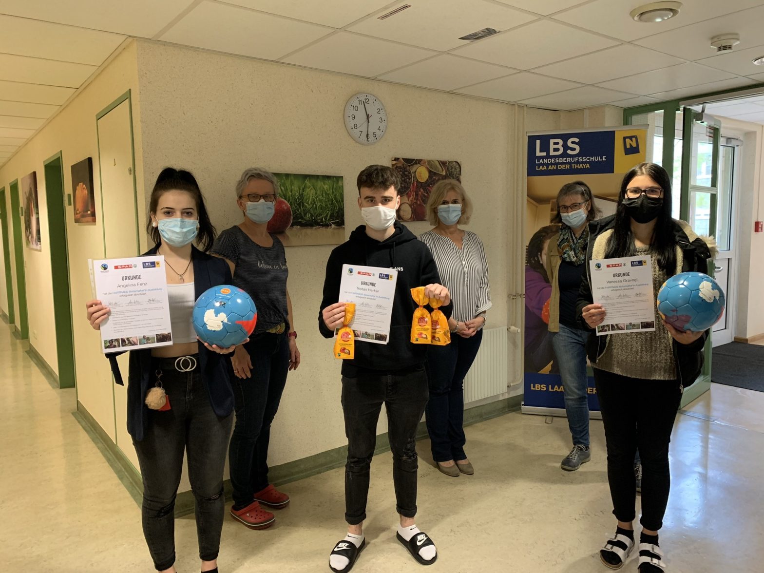 Oktober 2020: Das Schulteam zeigt stolz die Urkunden der Fairtrade-Botschafter samt neuer Bälle und verkaufter Schokopralinen!