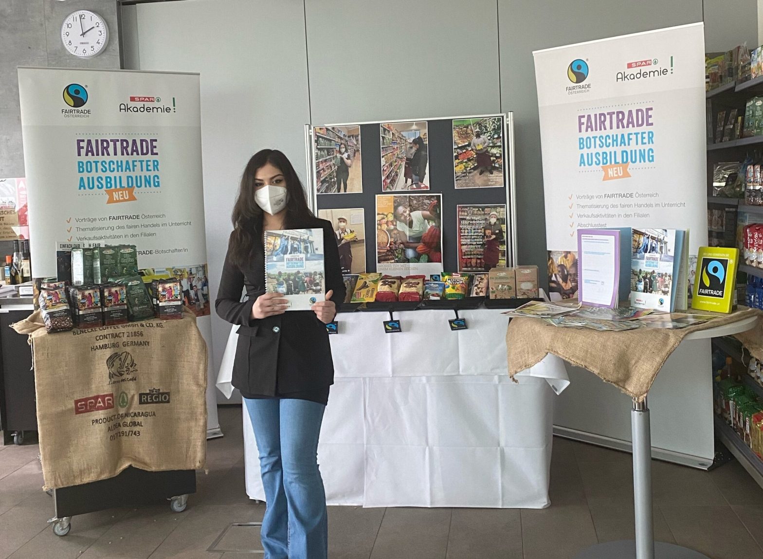 1. Klassen SPAR-Lehrlinge trainieren FAIRTRADE-Verkaufsgespräche