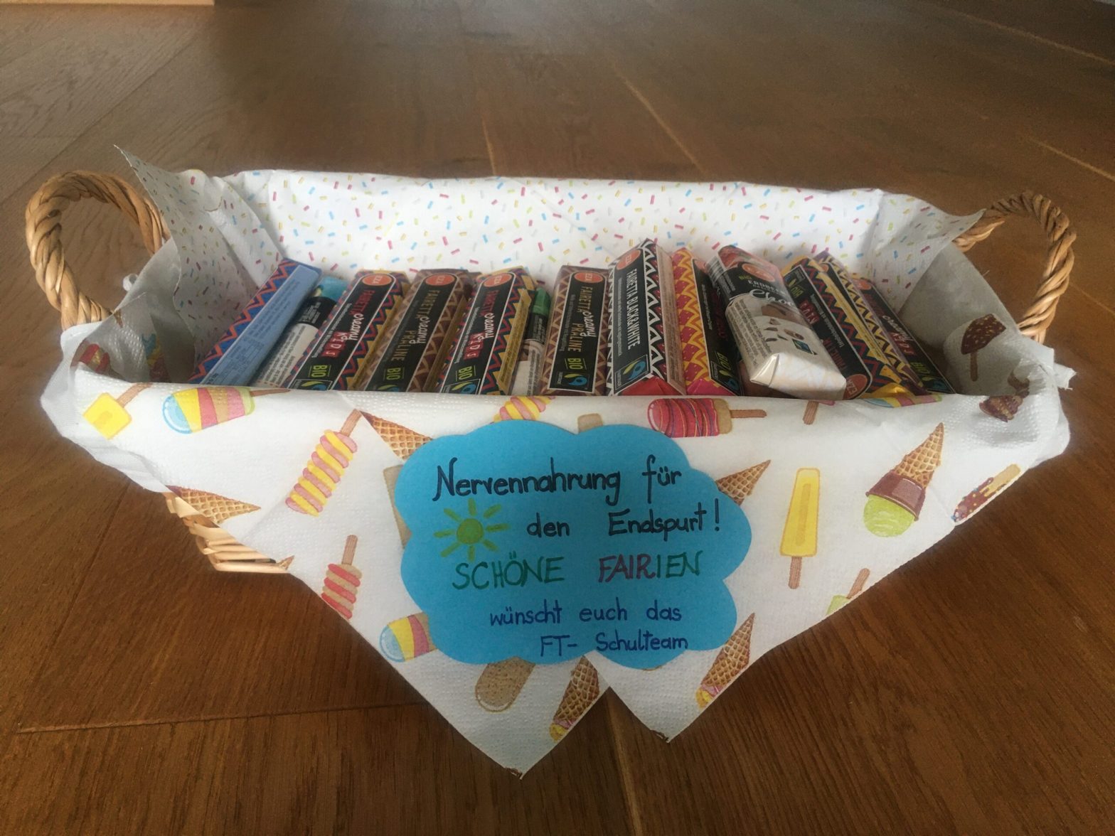 Süßer Feriengruß für das Schulpersonal