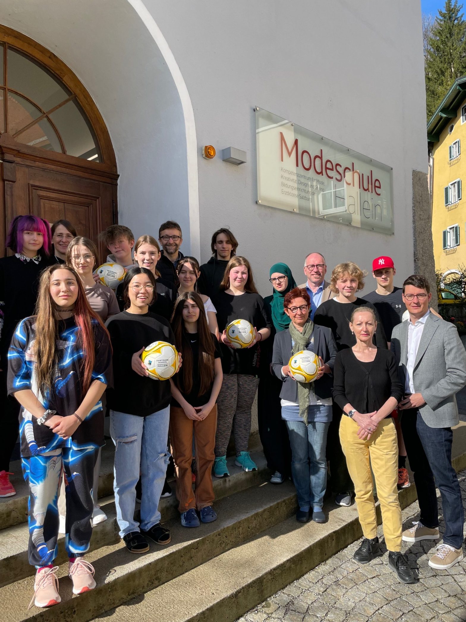 Stadtgemeinde Hallein überreicht der Modeschule Faire Fußbälle