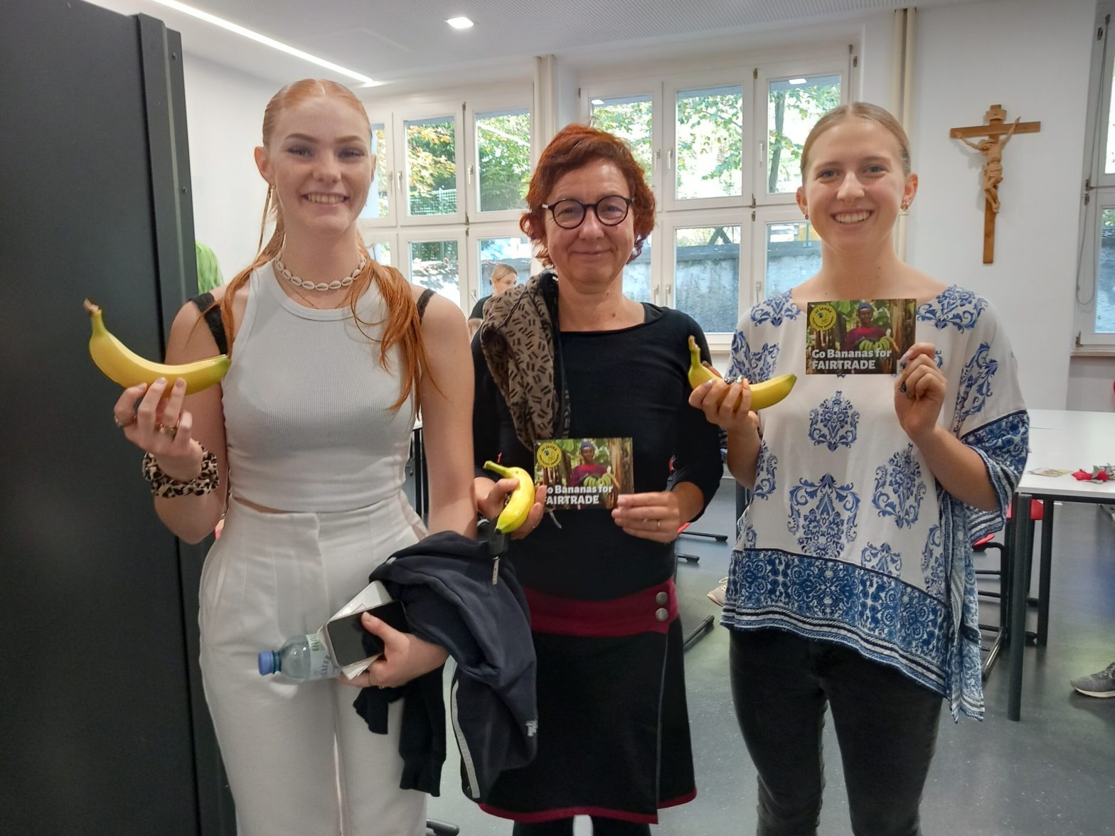 Bananenverteilaktion an der Modeschule Hallein