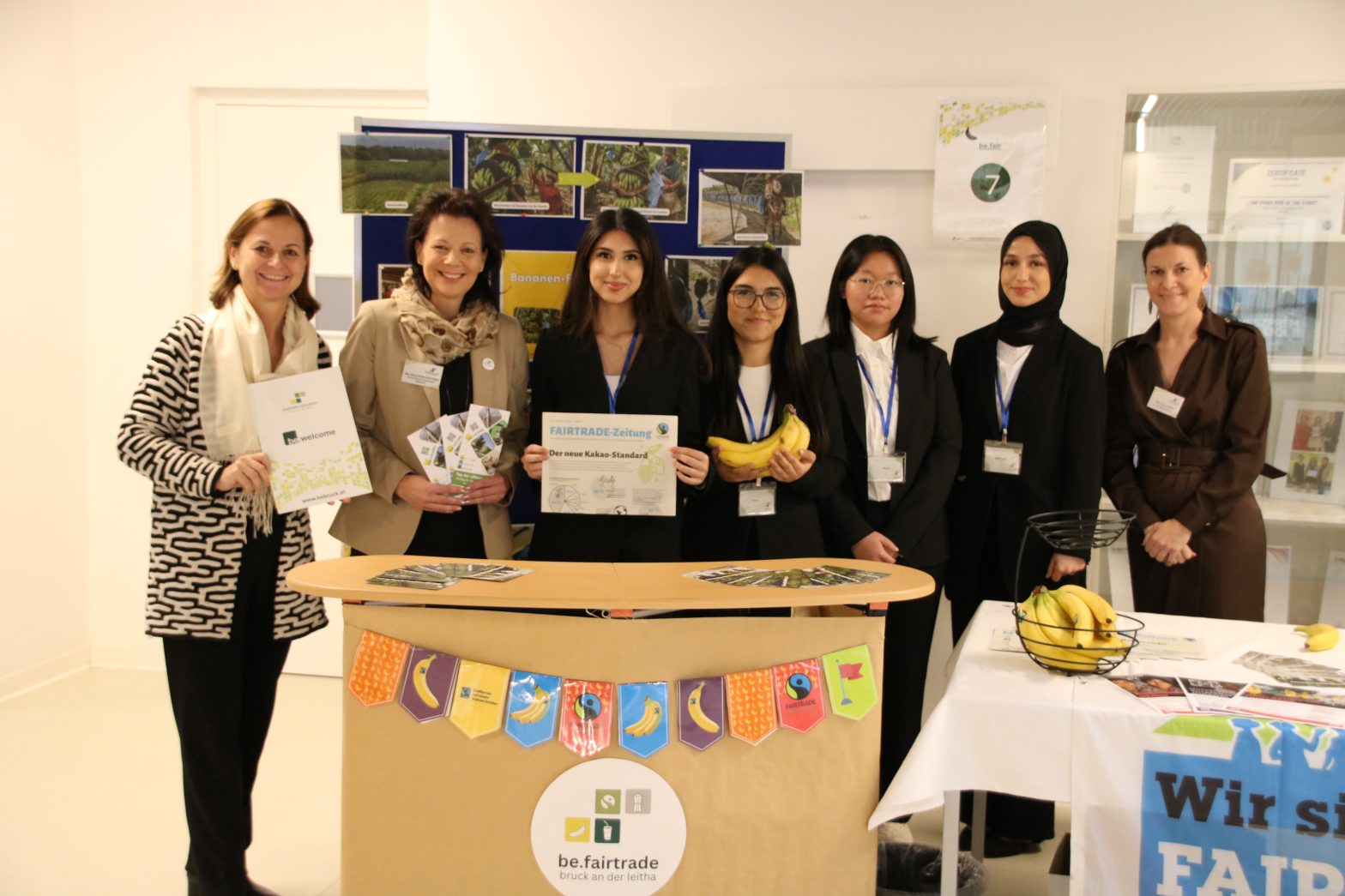 Fairtrade Bananenverteilaktion am Tag der offenen Tür der Business education Bruck/Leitha am 21.11.2025